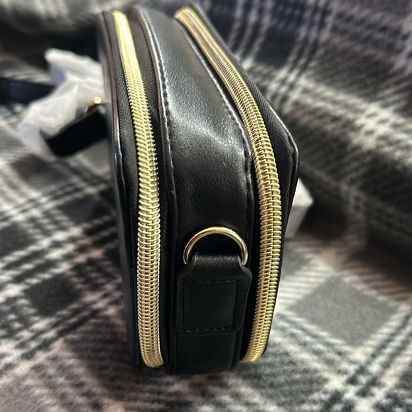 Adrienne Vittadini Studio  Cross body with charging pack - Picture 12 of 16